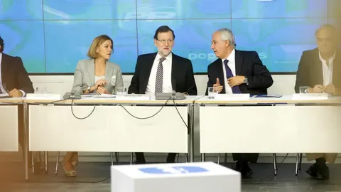 Mariano Rajoy acompañado de María Dolores de Cospedal y Javier Arenas