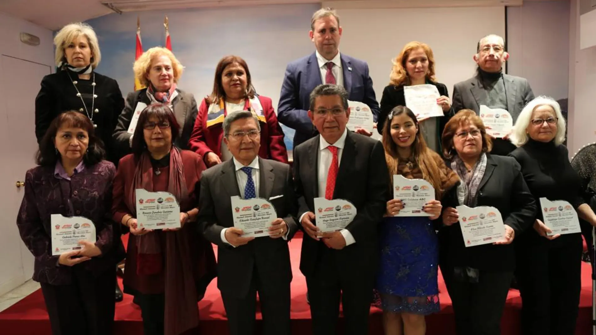 Ángela Balarezo Mesones, posando con todos los premiados de la II Edición del galardón Manuel Antonio Mesones Muro 2018.