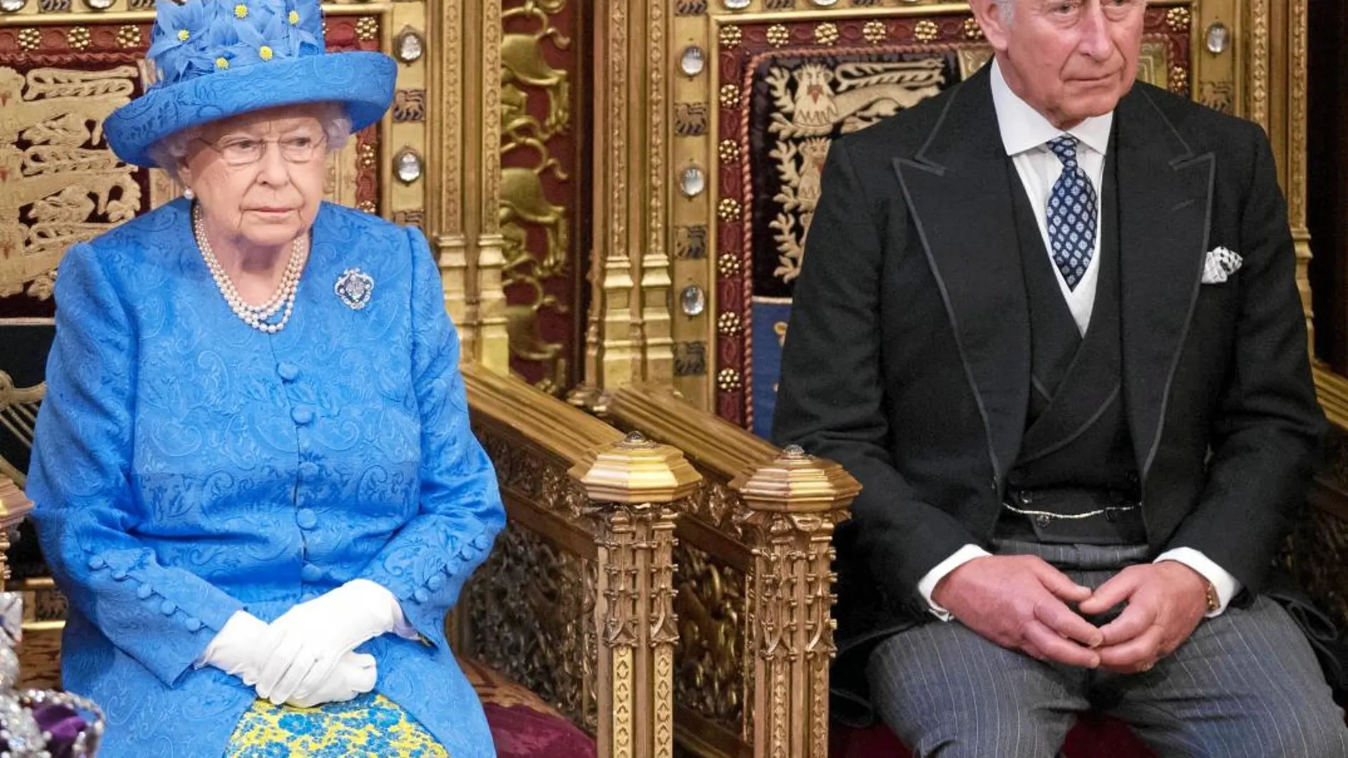 Isabel II y el príncipe Carlos, en la última sesión de apertura del Parlamento