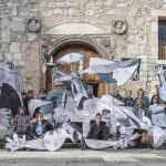 Un grupo de mujeres junto a la imagen del Guernica a las puertas de la cárcel para mujeres en Burgos