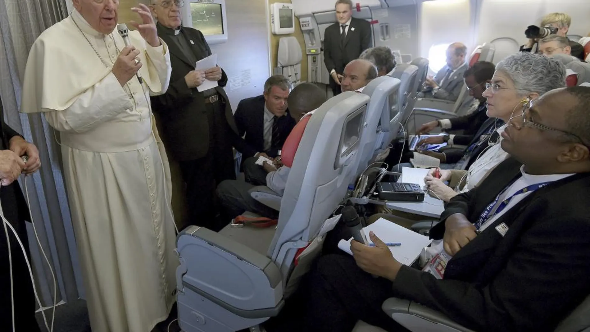 El Papa Francisco a bordo del avión papal camino a Roma