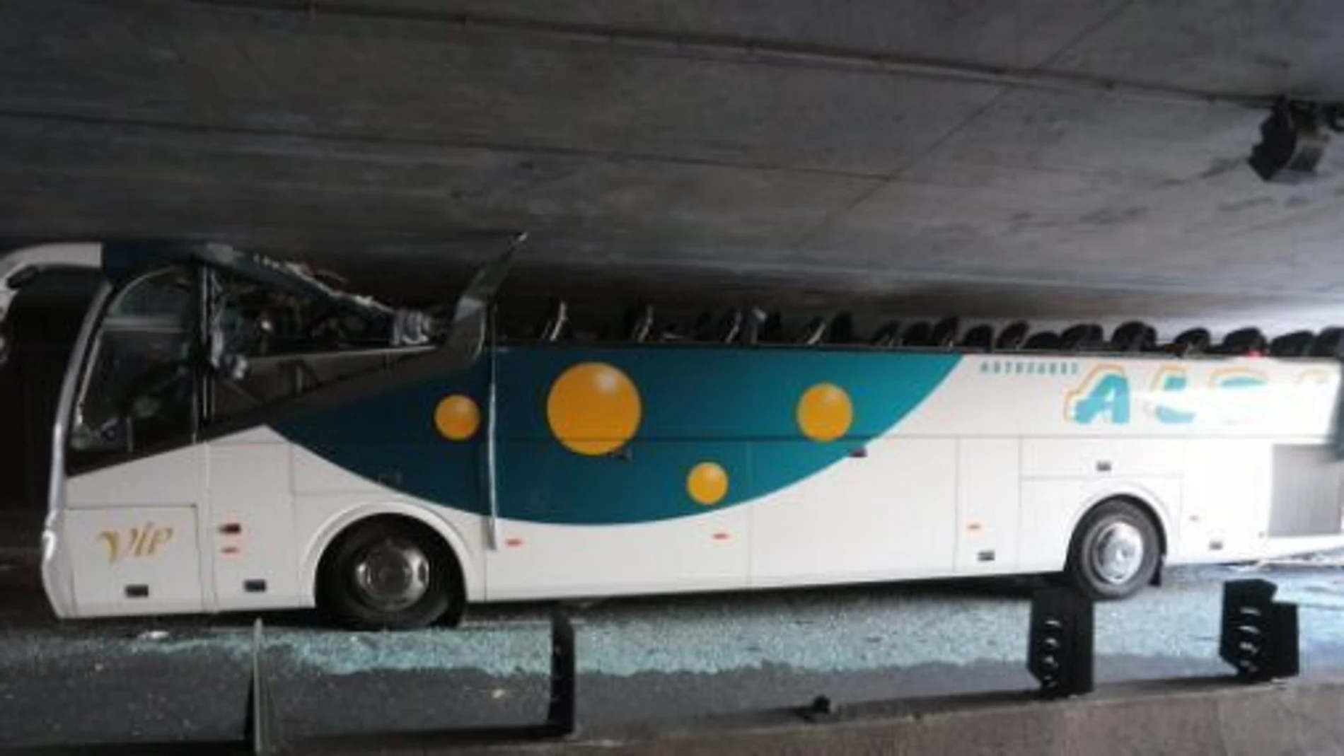 Foto cedida por la Delegación del Gobierno francés del autobús que transportaba cerca de sesenta estudiantes españoles de Bilbao a Amsterdam que se empotró esta madrugada en un túnel demasiado bajo (de 2,60 metros) del Grand Boulevard de la periferia de Lille