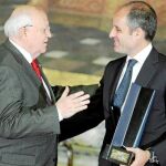 Gorbachov recibió el premio de manos del presidente Camps
