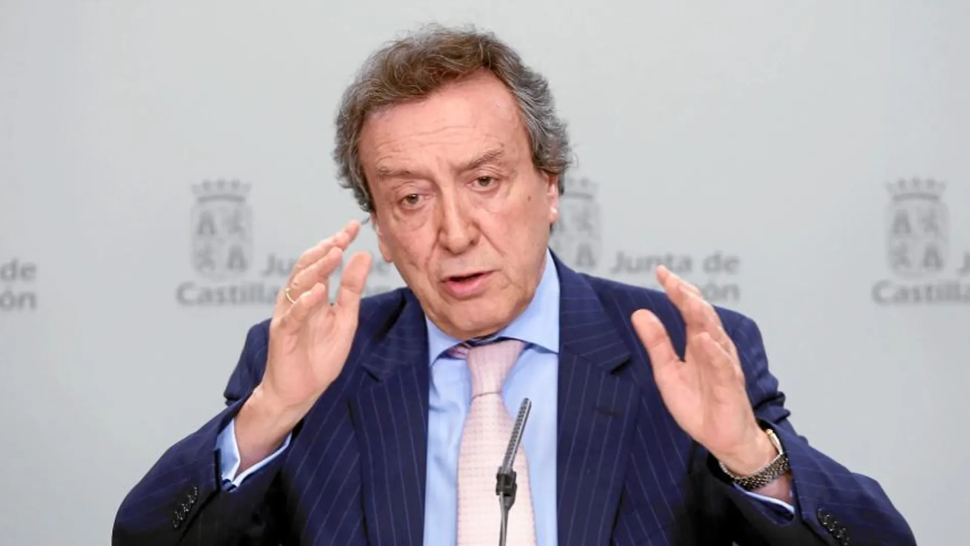 El portavoz en funciones de la Junta, José Antonio de Santiago-Juárez, explica los acuerdos aprobados en el Consejo de Gobierno