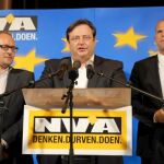 De izquierda a derecha, Ben Weyts, el líder del partido belga nacionalista N-VA (Nueva Alianza Flamenca) Bart De Wever, y Theo Francken ofrecen un discurso desde la sede de su grupo en Bruselas