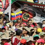 Simpatizantes del presidente Maduro marchan con una bandera gigante hacia el palacio presidencial de Miraflores, ayer / Ap