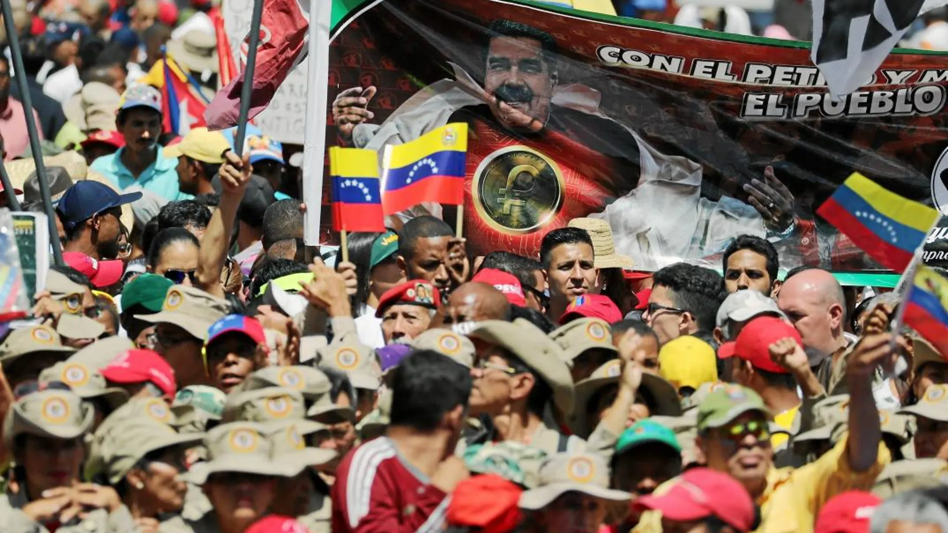 Simpatizantes del presidente Maduro marchan con una bandera gigante hacia el palacio presidencial de Miraflores, ayer / Ap
