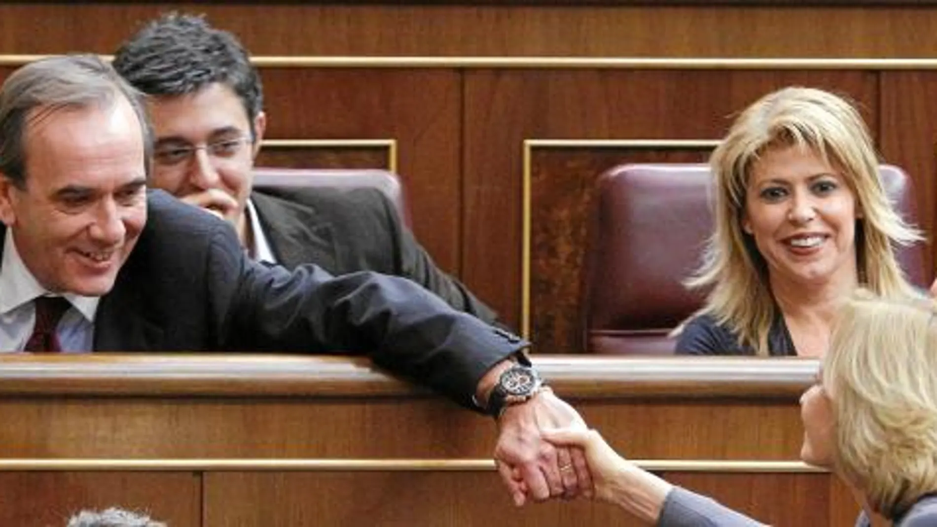 Alonso felicita a la ministra de Economía tras la votación de ayer en el Congreso