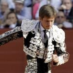 El diestro Julián López "El Juli"tras ser cogido por el primer toro de su lote