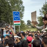 Refugiados se manifiestan contra el cierre de la frontera con Hungría en Horgos, Serbia