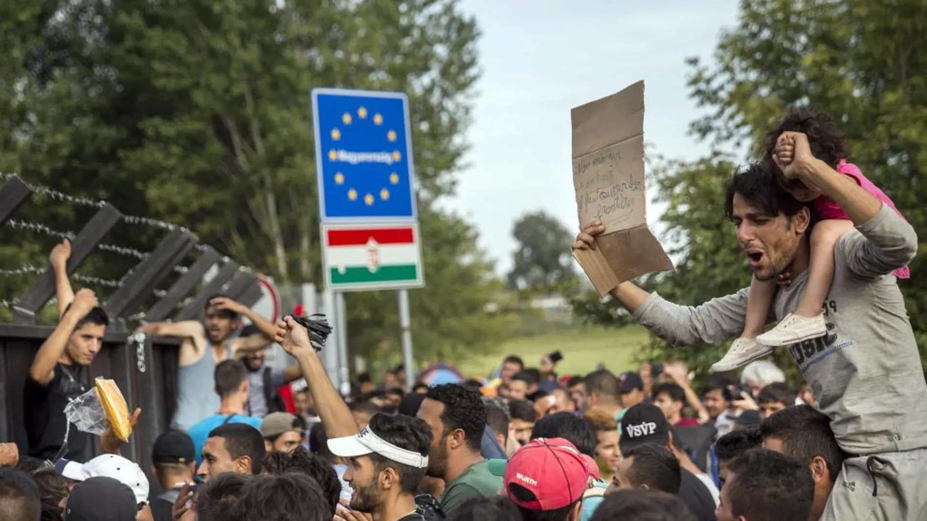 Refugiados se manifiestan contra el cierre de la frontera con Hungría en Horgos, Serbia