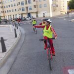 Una de las actividades que realizan en la asociación Burgos con Bici es salir en bicicleta con alumnos de los colegios para enseñarles Educación Vial