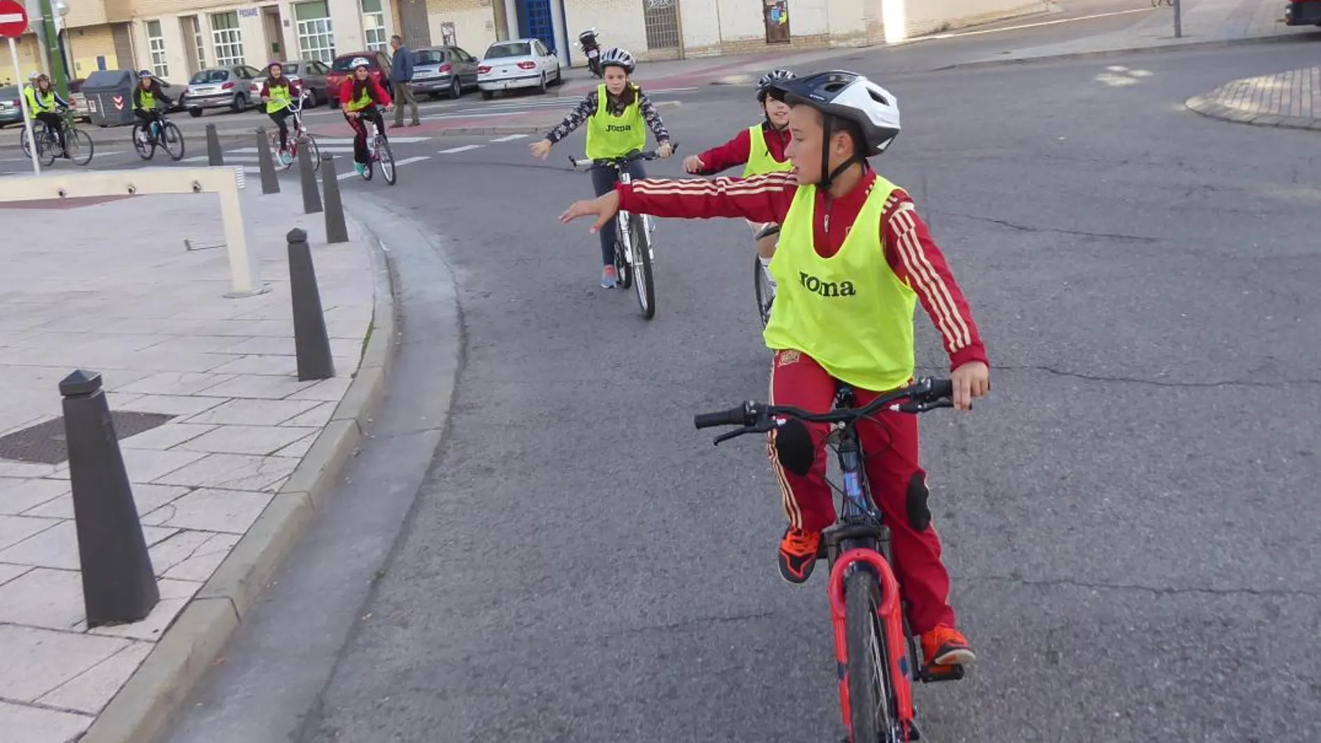 Una de las actividades que realizan en la asociación Burgos con Bici es salir en bicicleta con alumnos de los colegios para enseñarles Educación Vial