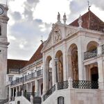 La universidad de Coimbra cuenta con la biblioteca universitaria más suntuosa del mundo: la Biblioteca Joanina, que fue edificada en 1717