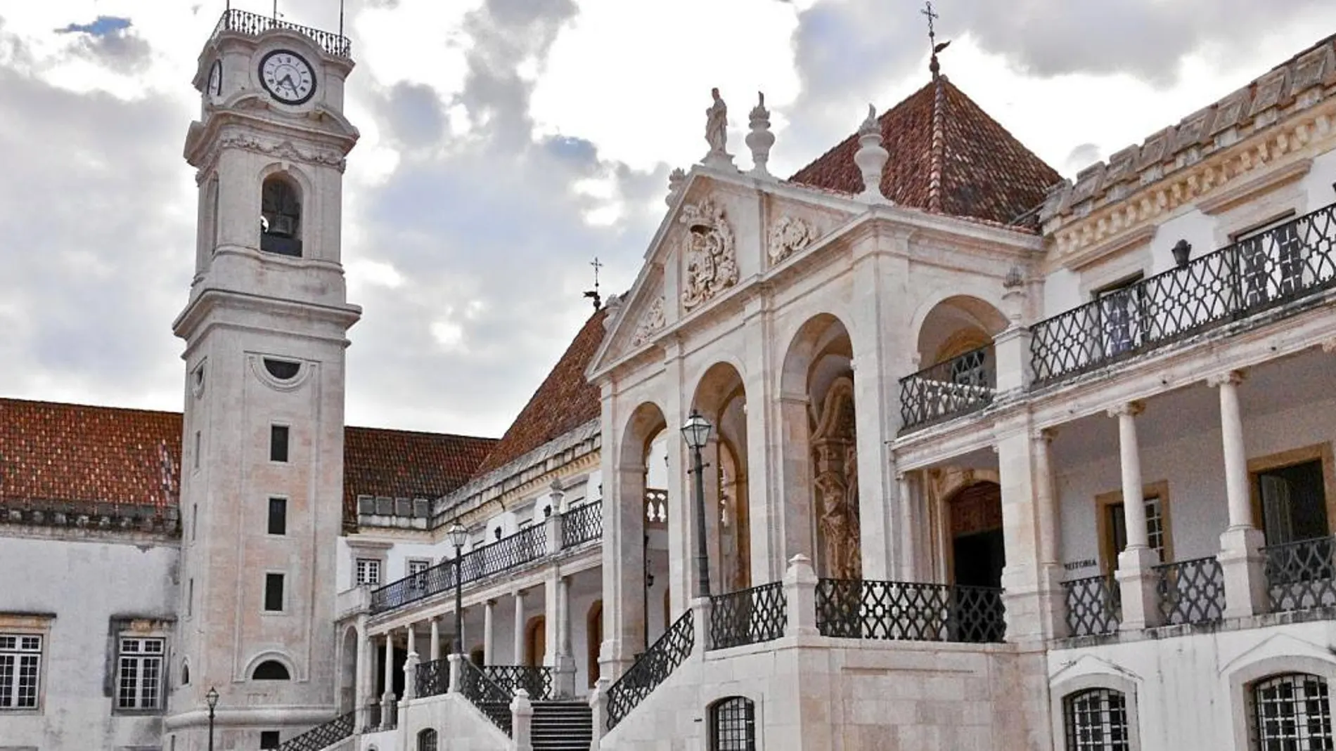 La universidad de Coimbra cuenta con la biblioteca universitaria más suntuosa del mundo: la Biblioteca Joanina, que fue edificada en 1717