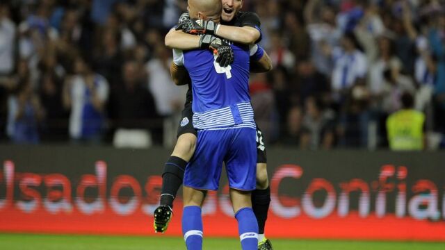 Iker Casillas celebra el gol de su equipo con Maicon Roque