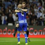 Iker Casillas celebra el gol de su equipo con Maicon Roque