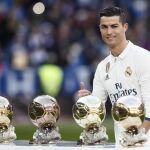 El delantero portugués Cristiano Ronaldo posa para los medios tras dedicar el Balón de Oro a la afición del Real Madrid.