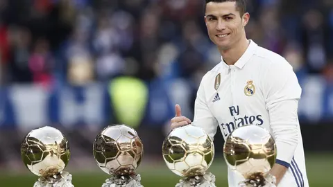 El delantero portugués Cristiano Ronaldo posa para los medios tras dedicar el Balón de Oro a la afición del Real Madrid.
