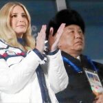 Ivanka Trump, junto a un representante del régimen norcoreano en la clausura de los Juegos de Invierno de Pyeongchang