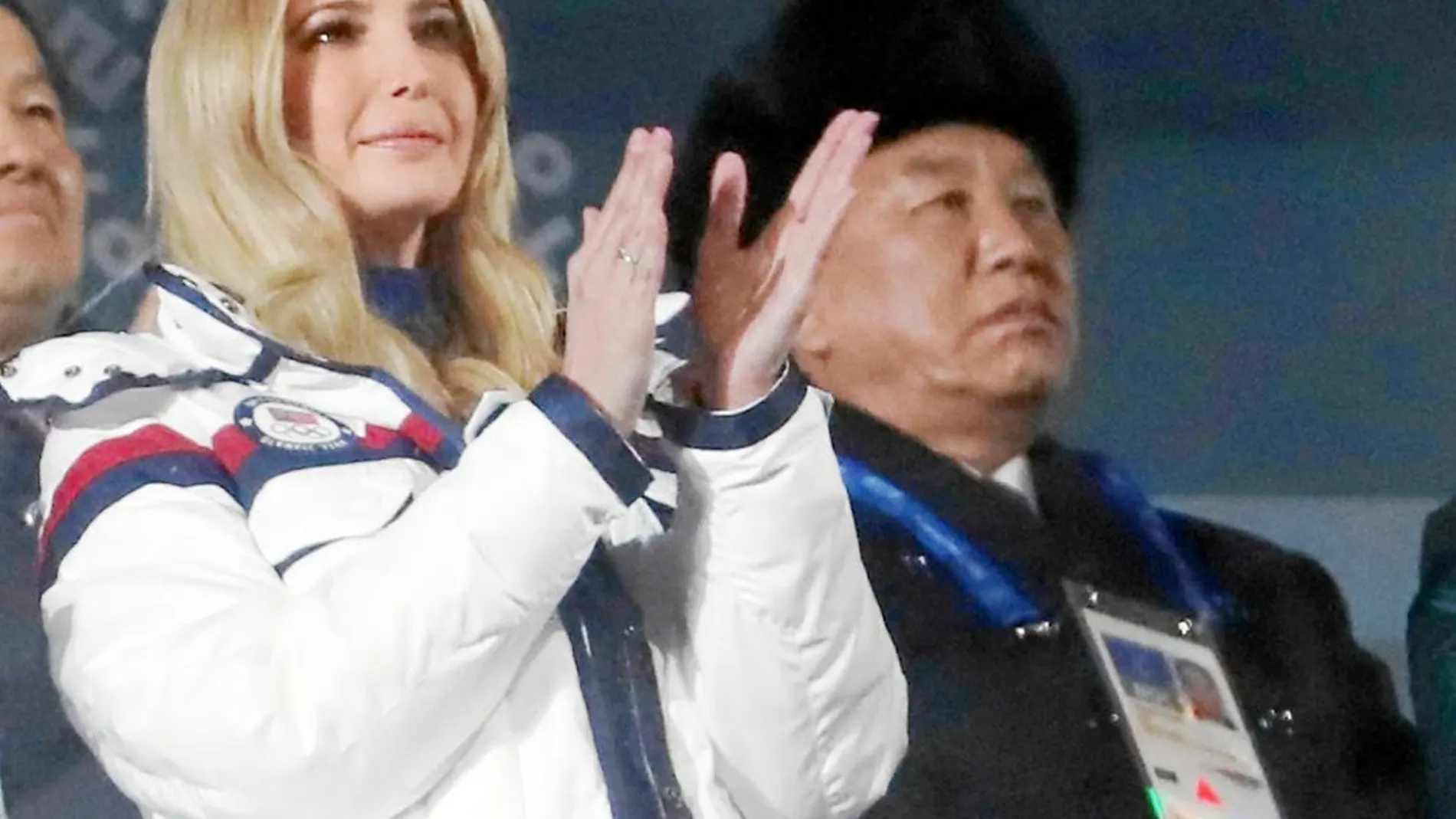 Ivanka Trump, junto a un representante del régimen norcoreano en la clausura de los Juegos de Invierno de Pyeongchang