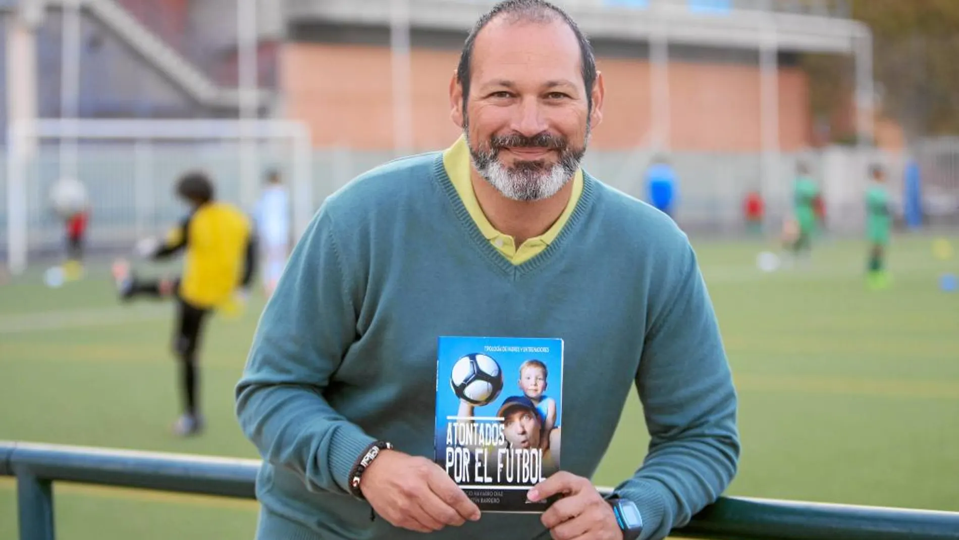 José Ignacio Navarro Díaz, entrenador, psicólogo y padre de futbolista, posa con uno de los ejemplares del libro