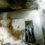 Un hombre contempla los daños ocasionados en su casa de Deir Al Balah, en la Franja de Gaza, tras un ataque aéreo israelí / Efe