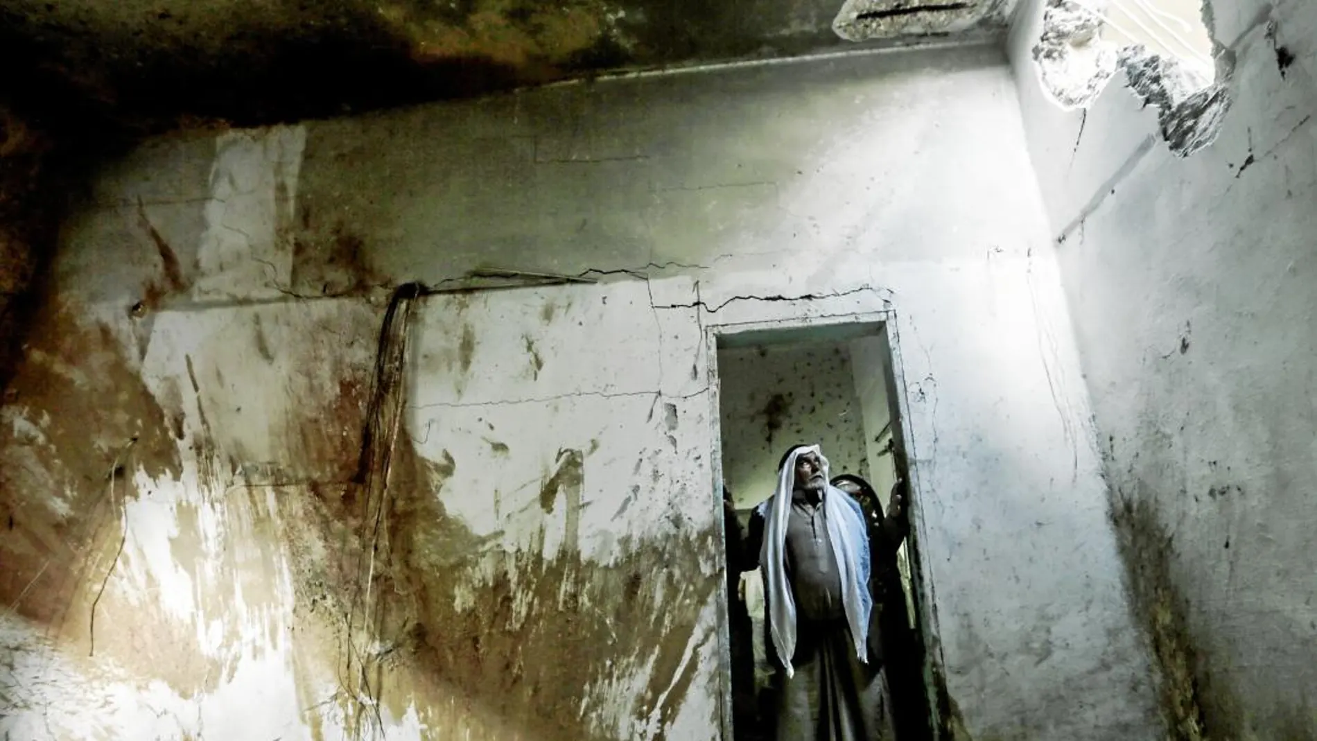 Un hombre contempla los daños ocasionados en su casa de Deir Al Balah, en la Franja de Gaza, tras un ataque aéreo israelí / Efe