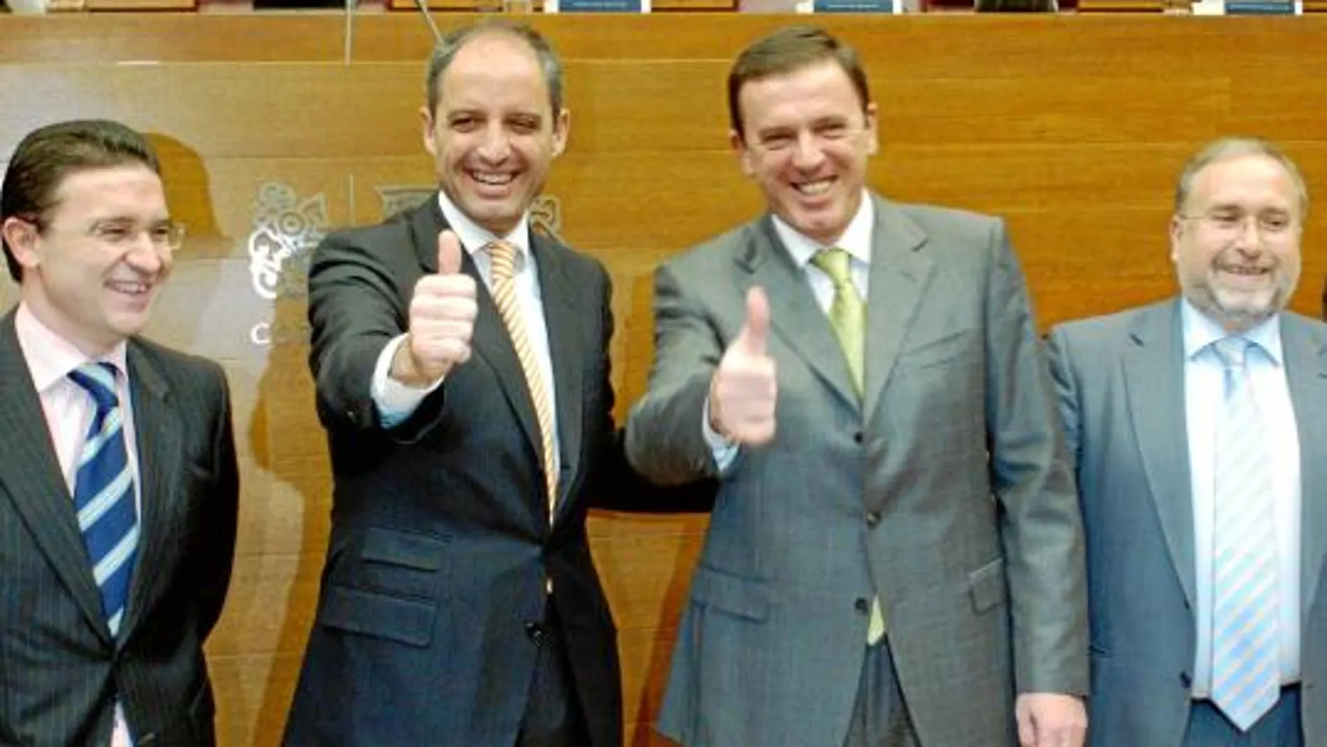 El presidente Camps e Ignasi Pla celebran la aprobación del Estatut en Les Corts en 2006