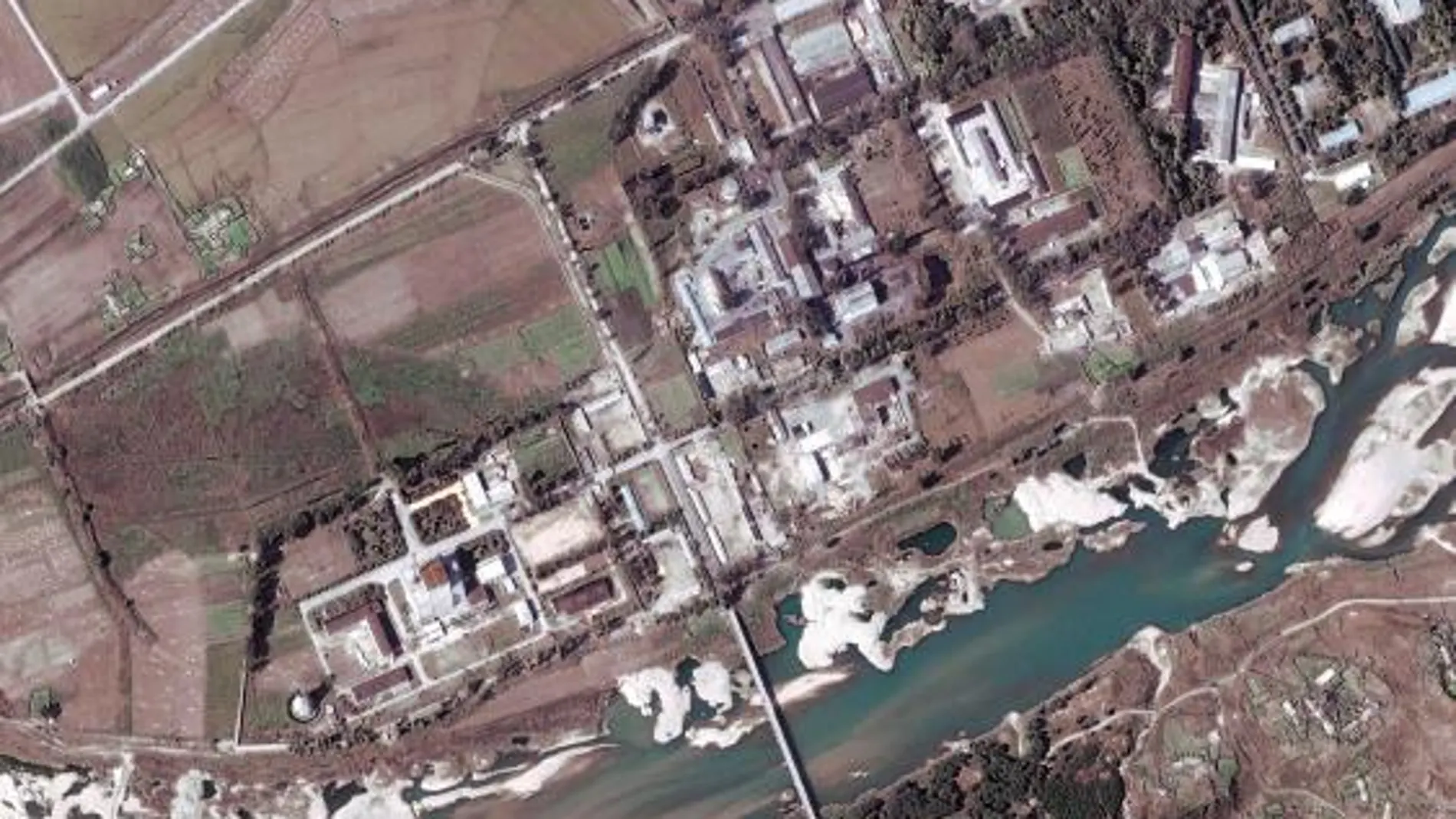 Fotografía cedida por DigitalGlobe fechada el 29 de septiembre de 2009 en la que se ven las instalaciones del complejo nuclear de Yongbyon (Corea del Norte)