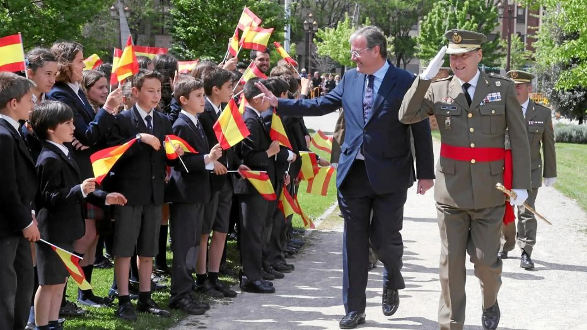 León rinde homenaje a la bandera de España en la celebración de la Semana de las Fuerzas Armadas