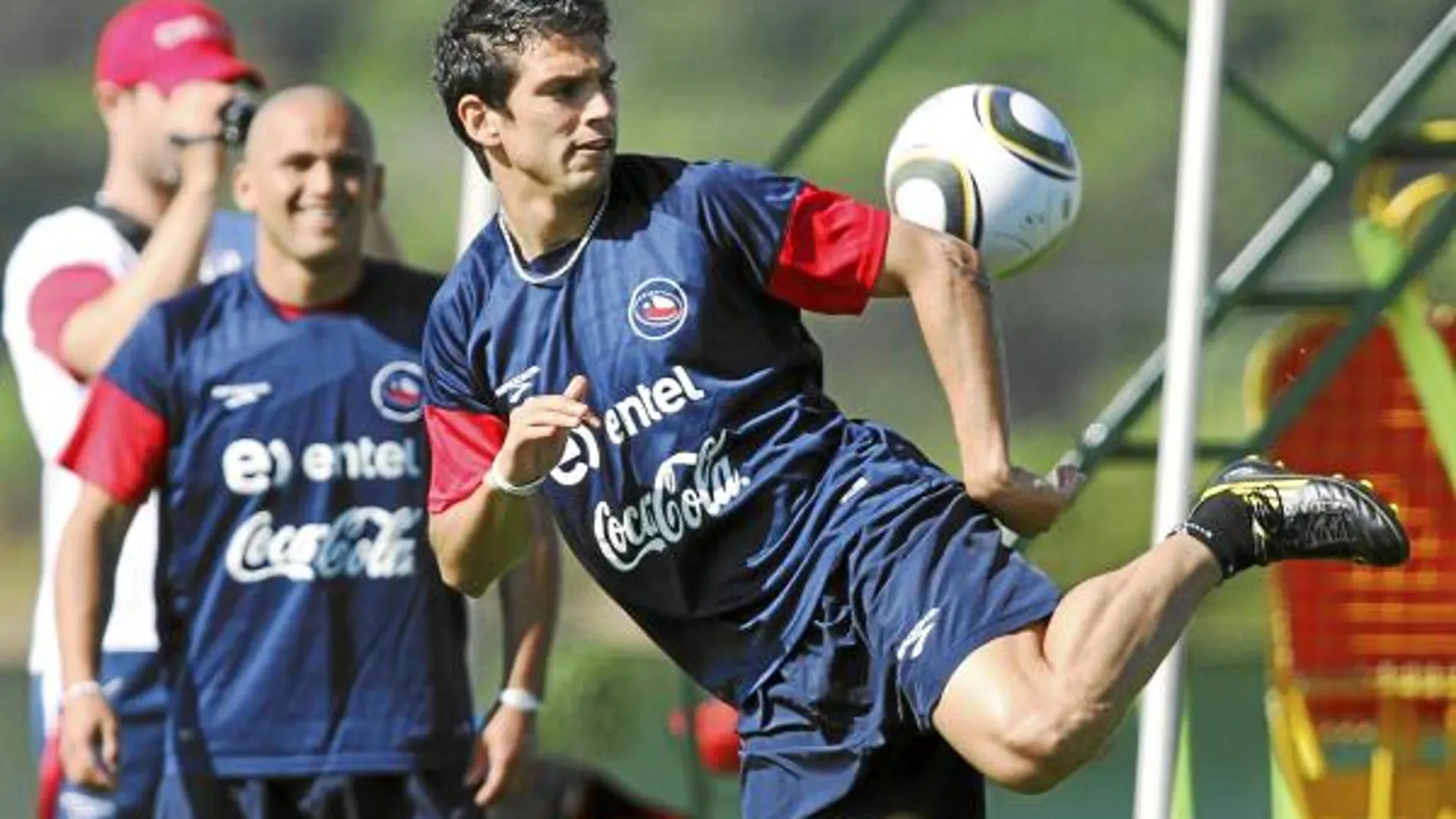 Mark González hace malabarismos con el balón en un entrenamiento
