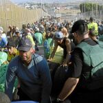 Imagen de la frontera entre Melilla y Marruecos. La aduana de Beni Enzar es uno de los dos pasos comerciales entre los dos países