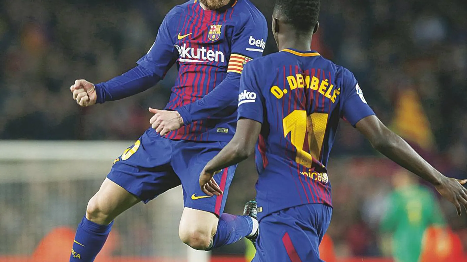 Messi celebra con Dembélé uno de los dos goles que marcó ayer al Girona en el Camp Nou. El argentino firmó uno de los mejores partidos de la temporada