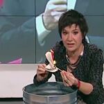 La escritora y periodista Empar Moliner quemando un ejemplar de la Constitución Española en un programa de TV3