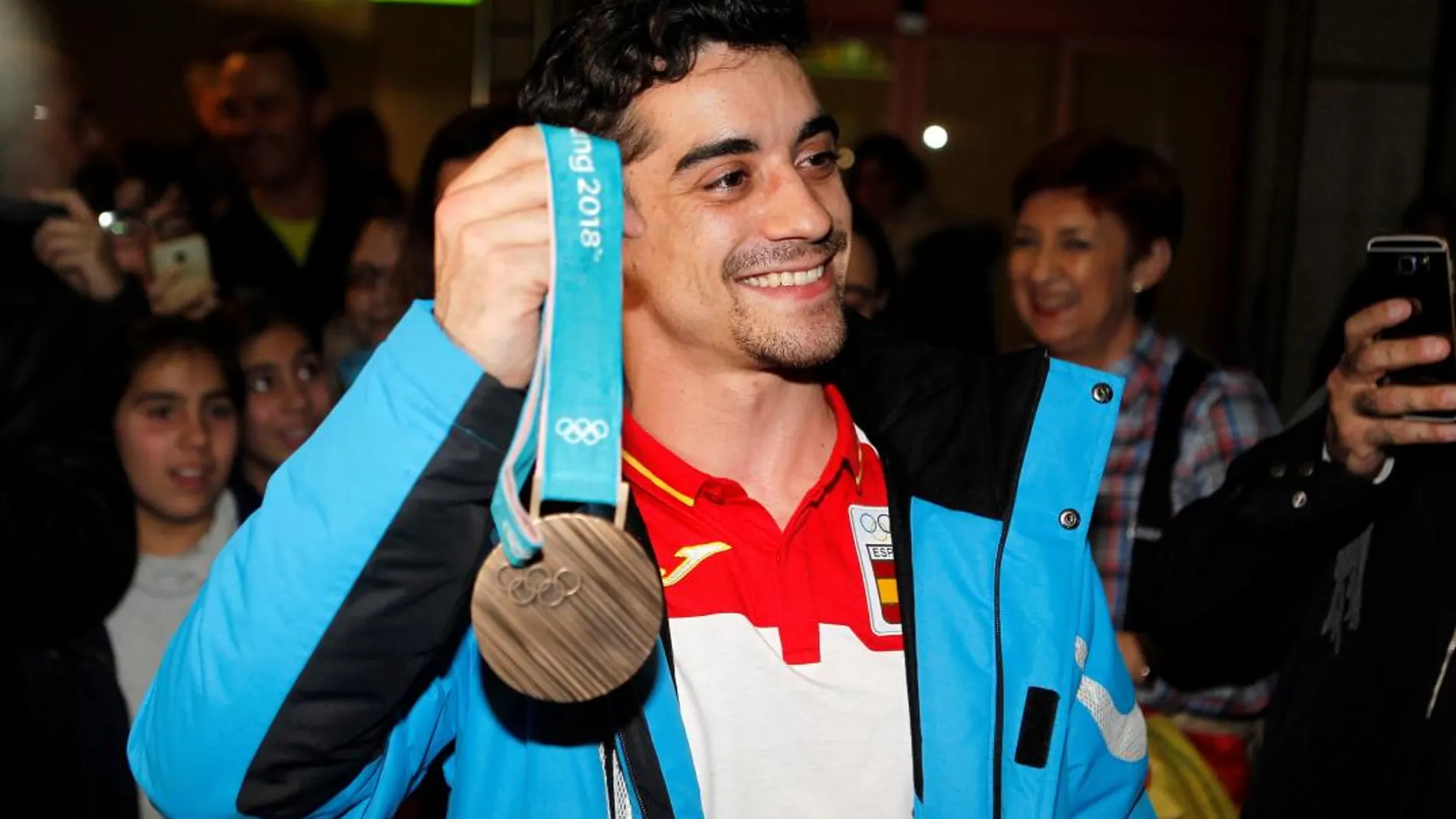 El patinador madrileño Javier Fernández muestra su medalla de bronce.