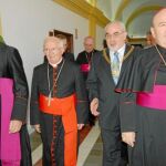 El cardenal Cañizares, acompañado del presidente de la Universidad, José Luis Mendoza (centro)