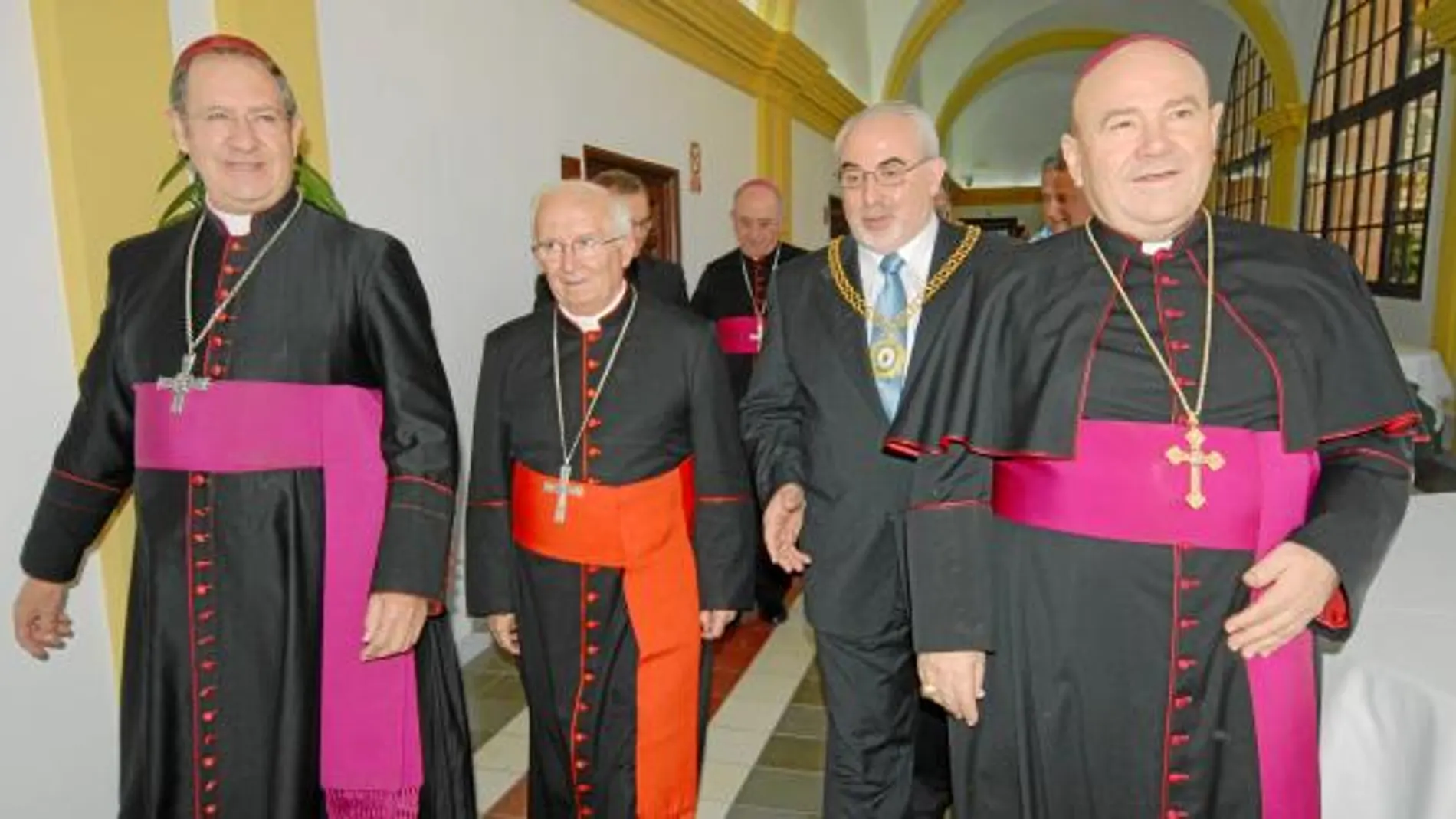 El cardenal Cañizares, acompañado del presidente de la Universidad, José Luis Mendoza (centro)