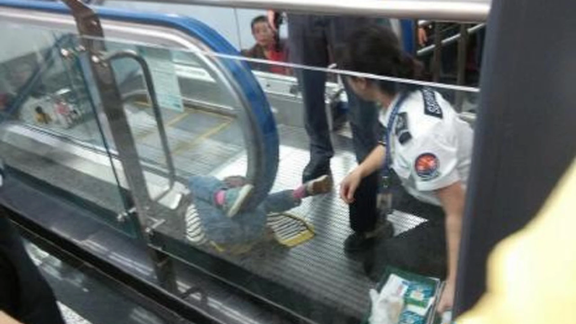 Muere un niño atrapado en una escalera mecánica en China