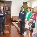 El presidente Juan Vicente Herrera bromea con el nuevo consejero, en presencia de su equipo de Gobierno