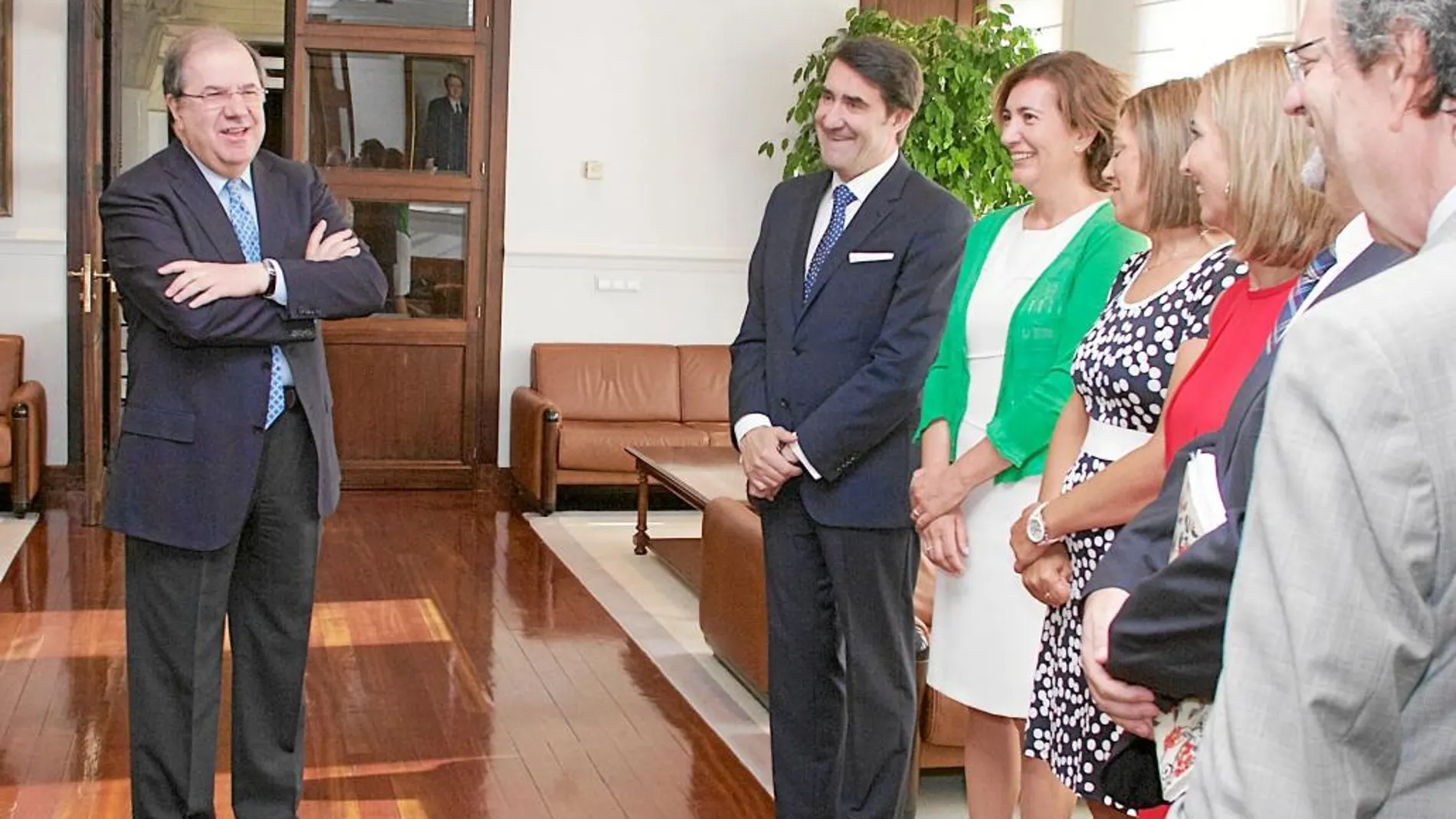 El presidente Juan Vicente Herrera bromea con el nuevo consejero, en presencia de su equipo de Gobierno