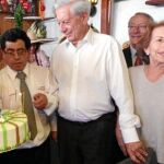 Celebración en Arequipa. El Nobel el año pasado, junto a su mujer, en un encuentro con responsables de la biblioteca que lleva su nombre