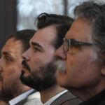 El cabeza de lista al Congreso Gabriel Rufián (c) junto al presidente de ERC Oriol Junqueras (i) y al número dos al Congreso Jordi Tardà (d), durante la presentación de la candidatura de esta formación para las elecciones generales 20 D.