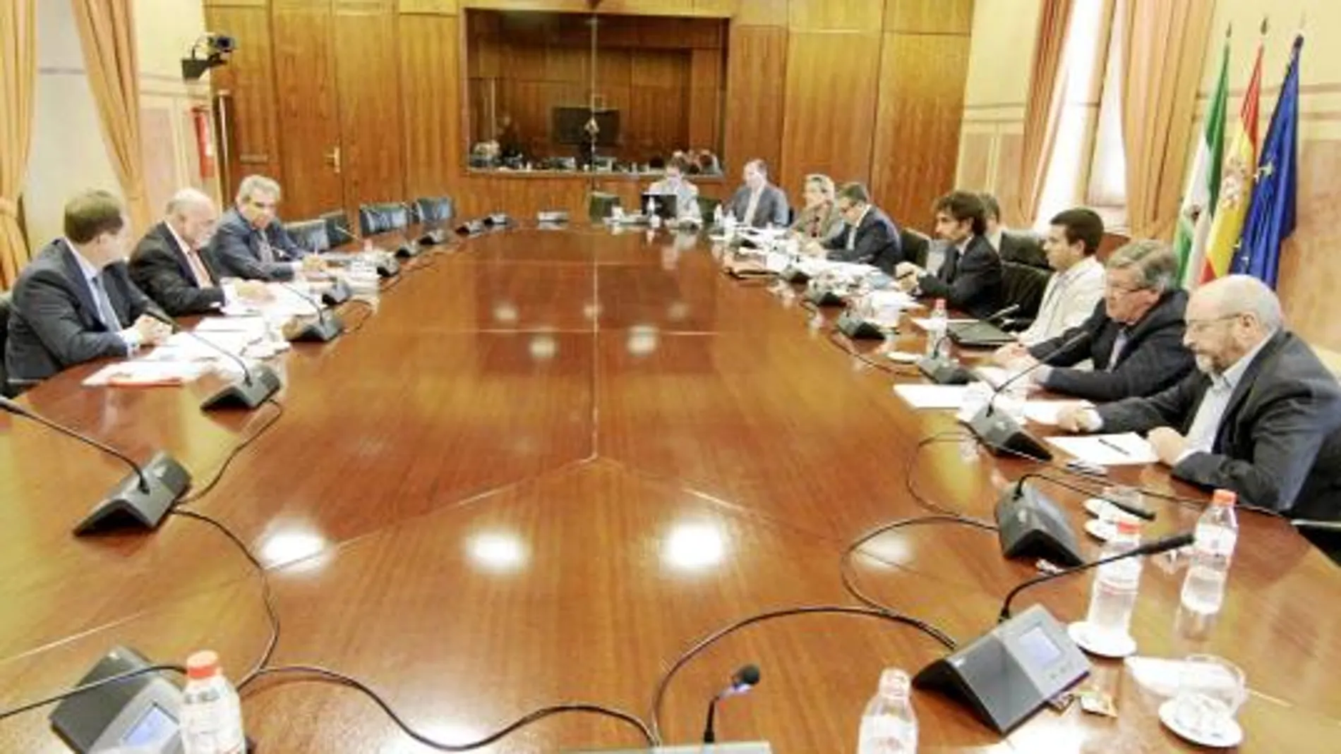Vista de la comisión de Hacienda y Administración Pública, celebrada ayer en el Parlamento