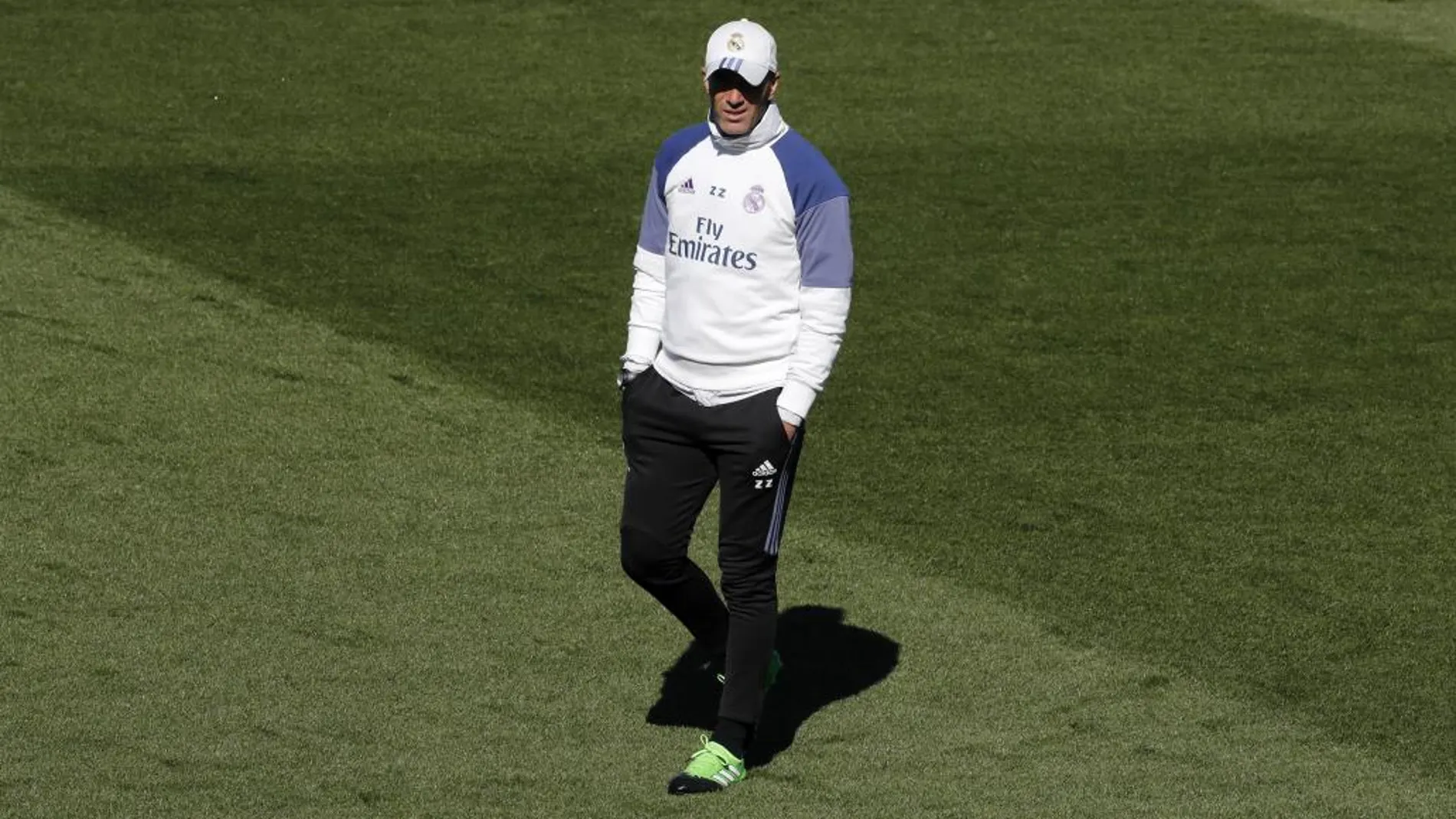 El entrenador del Real Madrid, Zinedine Zidane, durante el entrenamiento que la plantilla ha realizado hoy en Valdebebas