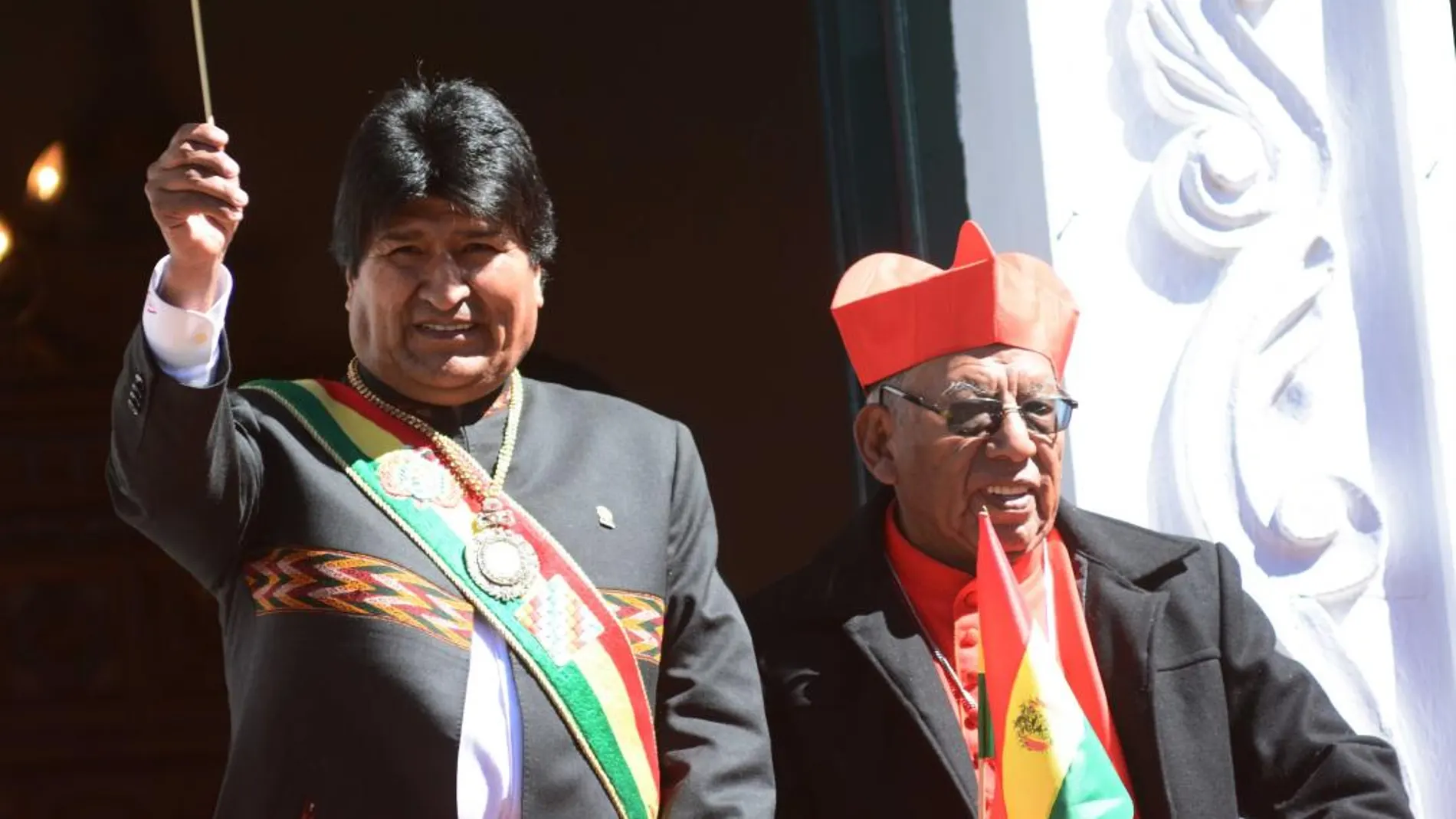 Evo Morales con la medalla y la banda presidencial