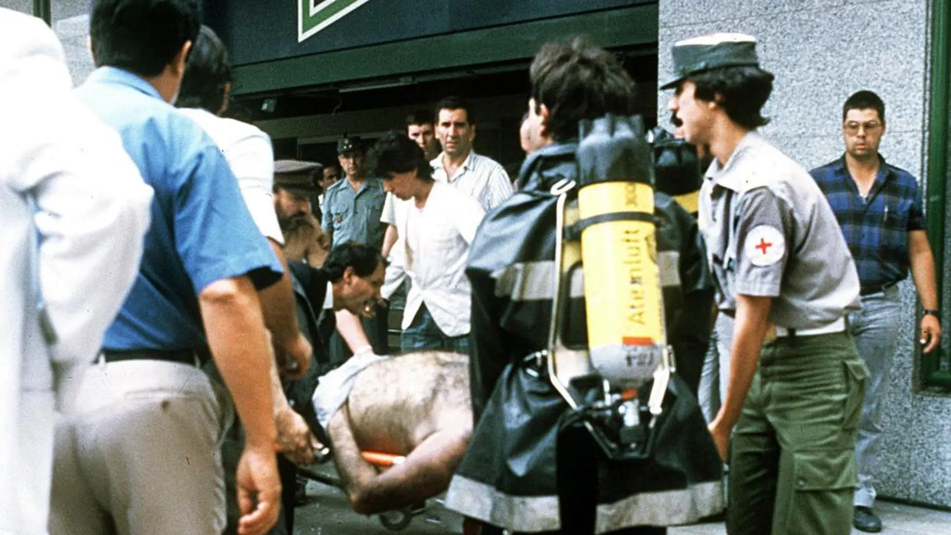Fotografía de archivo tomada el 19 de junio de 1987, en la que se ve al traslado de una de las víctimas del atentado perpetrado por ETA en el supermercado Hipercor de Barcelona, en el que murieron 15 personas y 35 resultaron heridas.