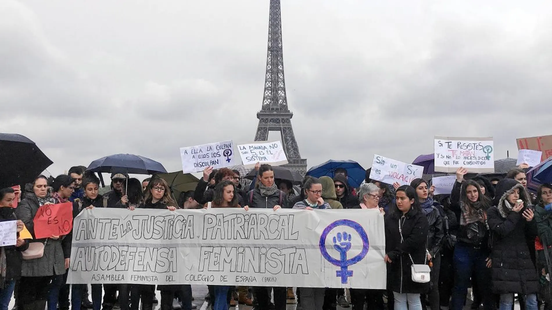 Una manifestación de apoyo a la víctima de «La Manada» ayer en París