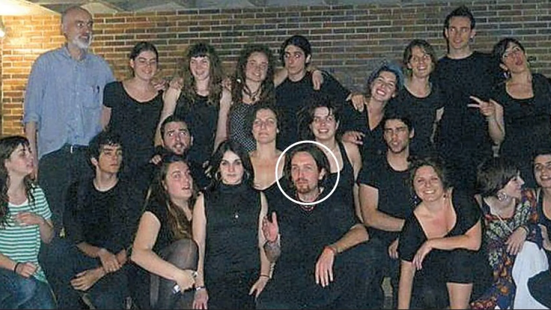 En la imagen aparece Pablo Iglesias junto a varios de los que formaban parte de su «grupo de teatro político». como lo definieron algunos alumnos que declararon en la Inspección de la universidad.