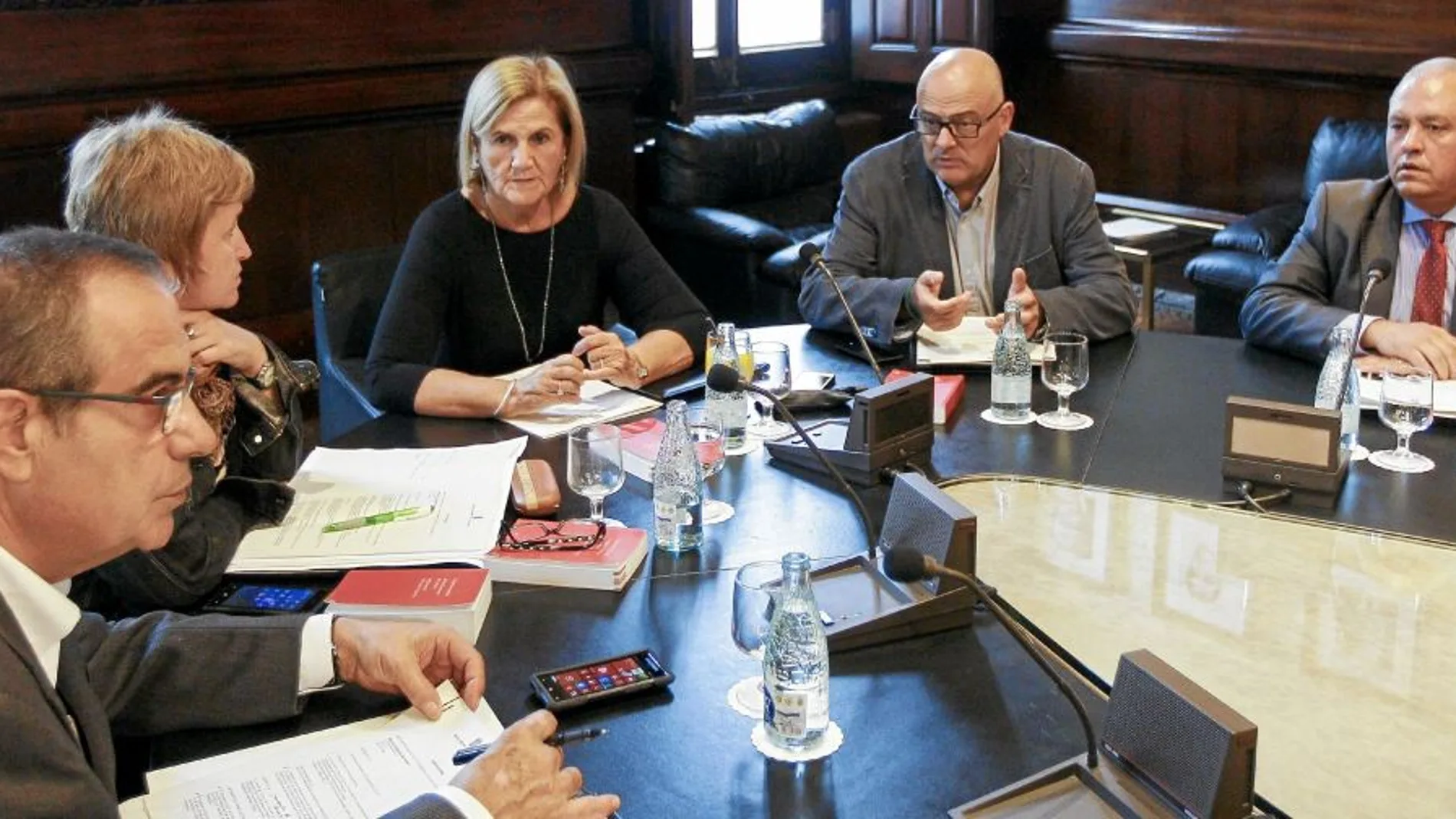 La presidenta del Parlament, Núria de Gispert con los miembros de la Diputación Permanente